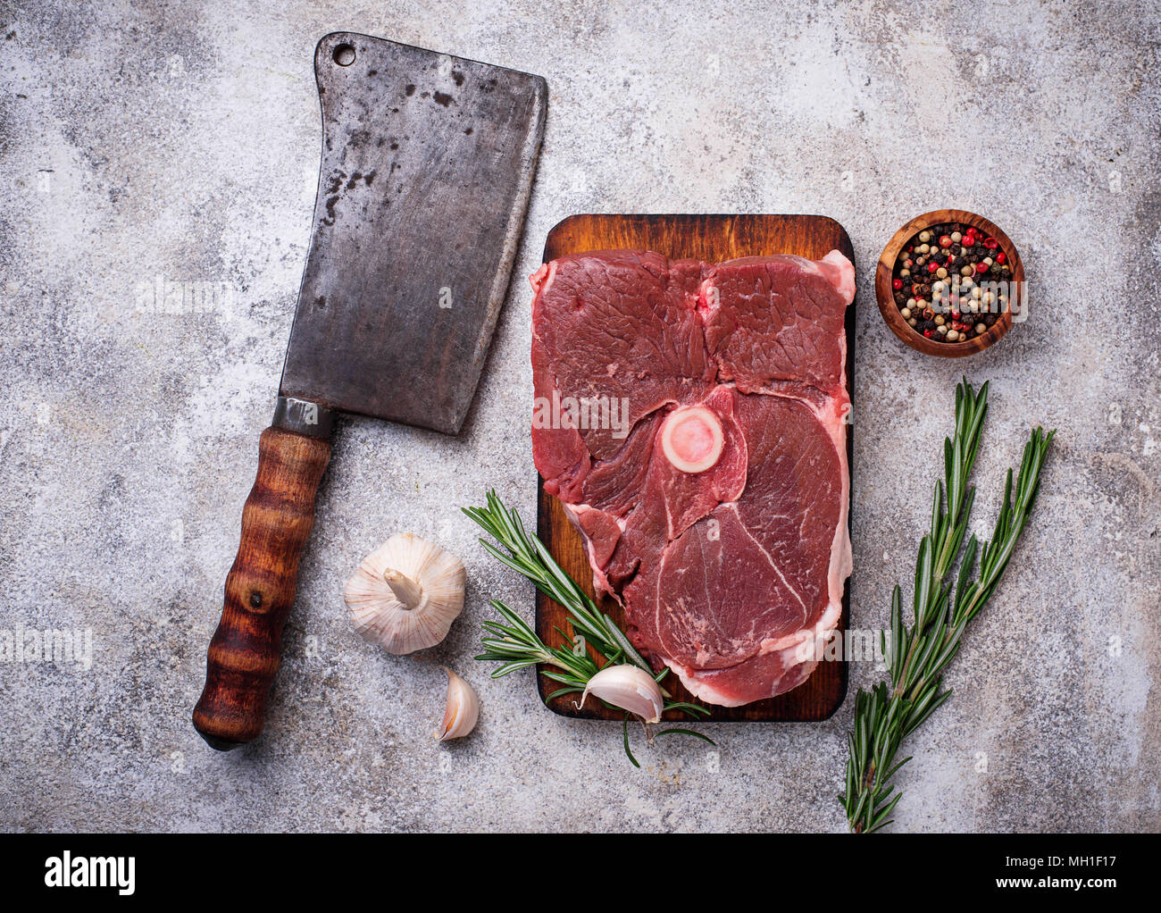 Carne di agnello con rosmarino, spezie e cleaver. Foto Stock