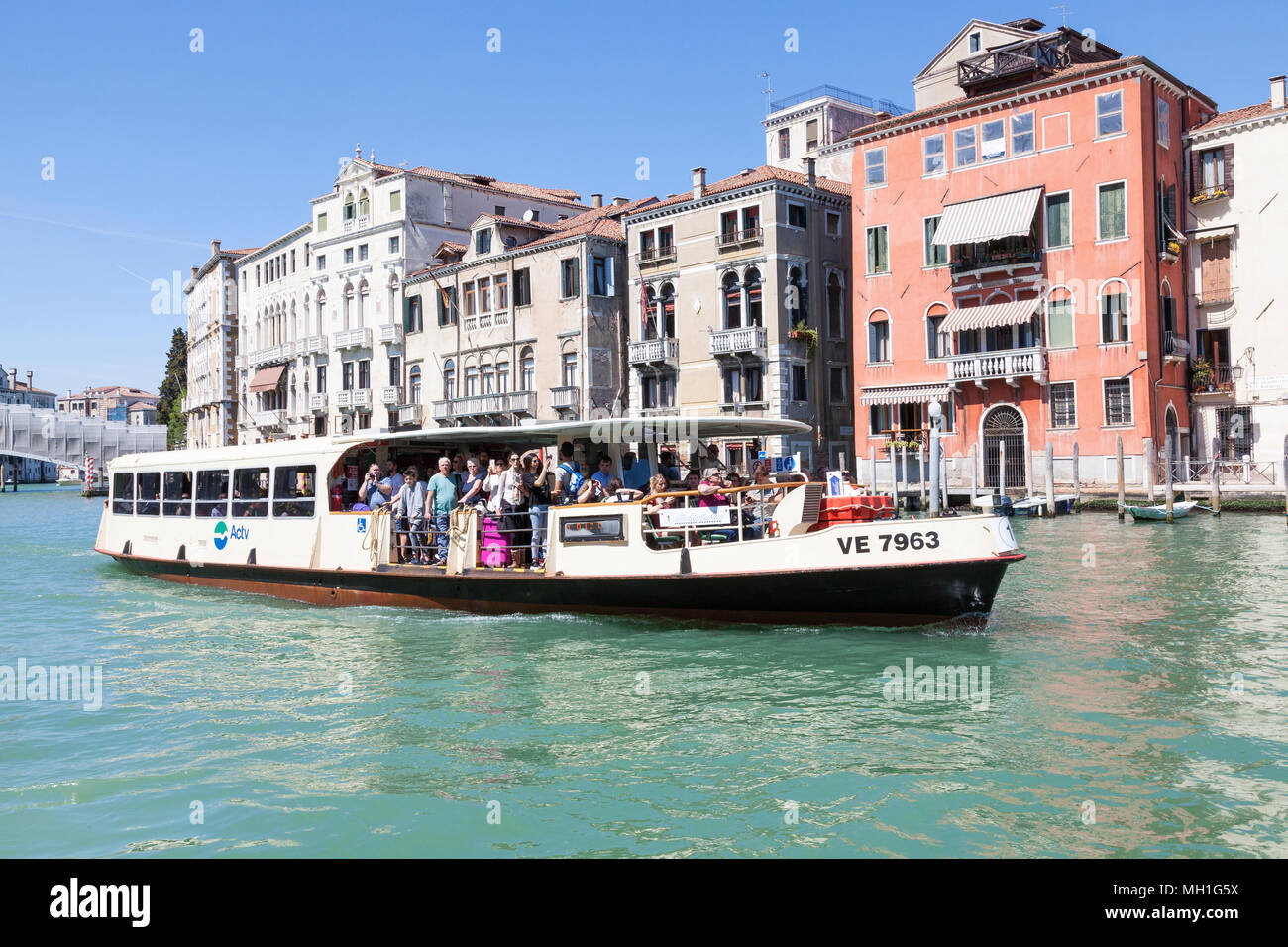 Il numero 1 del vaporetto (vaporetto, acqua bus) al Lido sul Grand Canal,  Venezia, Veneto, Italia pieno di passeggeri che utilizzano il trasporto  pubblico Foto stock - Alamy