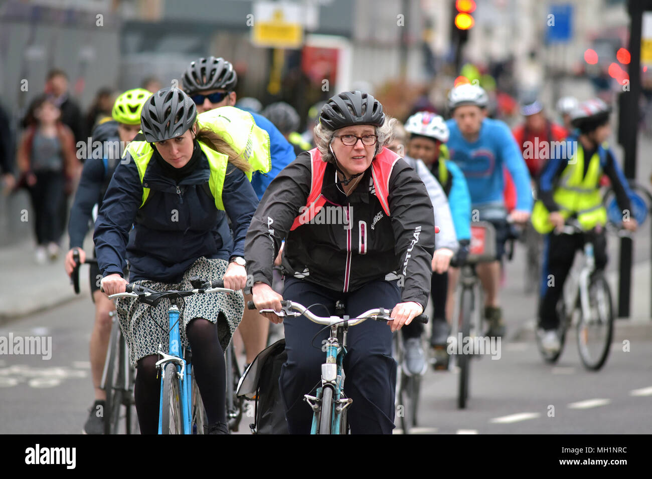 I ciclisti giro attraverso la giunzione del traffico su Blackfriars Road e Stamford Street in direzione sud verso Southwark sulla bicicletta Superstrada in centr Foto Stock
