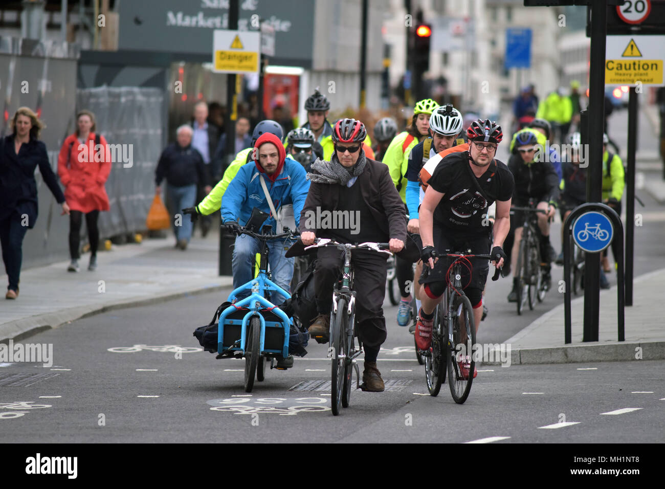 I ciclisti giro attraverso la giunzione del traffico su Blackfriars Road e Stamford Street in direzione sud verso Southwark sulla bicicletta Superstrada in centr Foto Stock