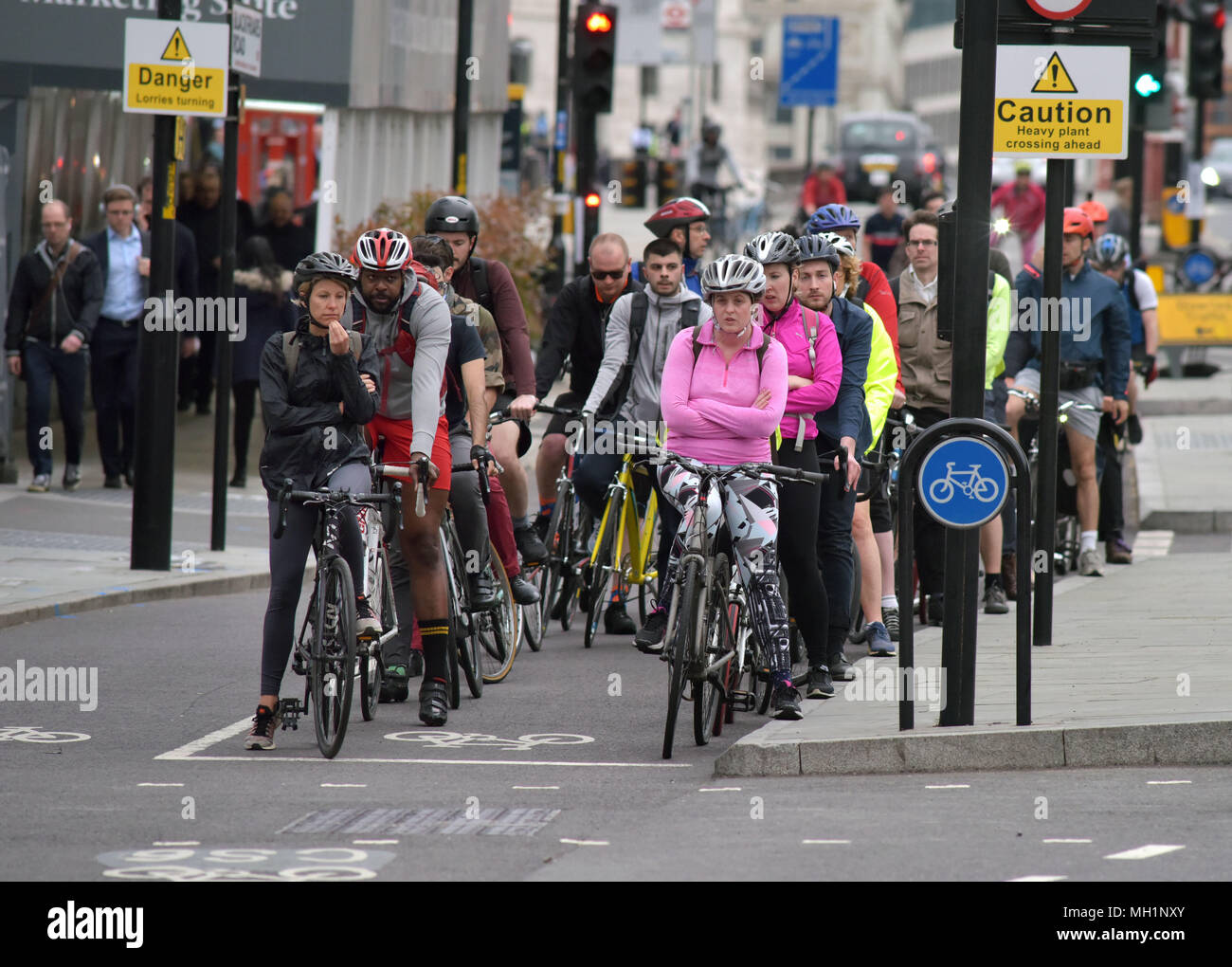 I ciclisti di attendere presso la giunzione del traffico su Blackfriars Bridge e Stamford Street in direzione sud verso Southwark sulla superstrada in bicicletta nella zona centrale Foto Stock