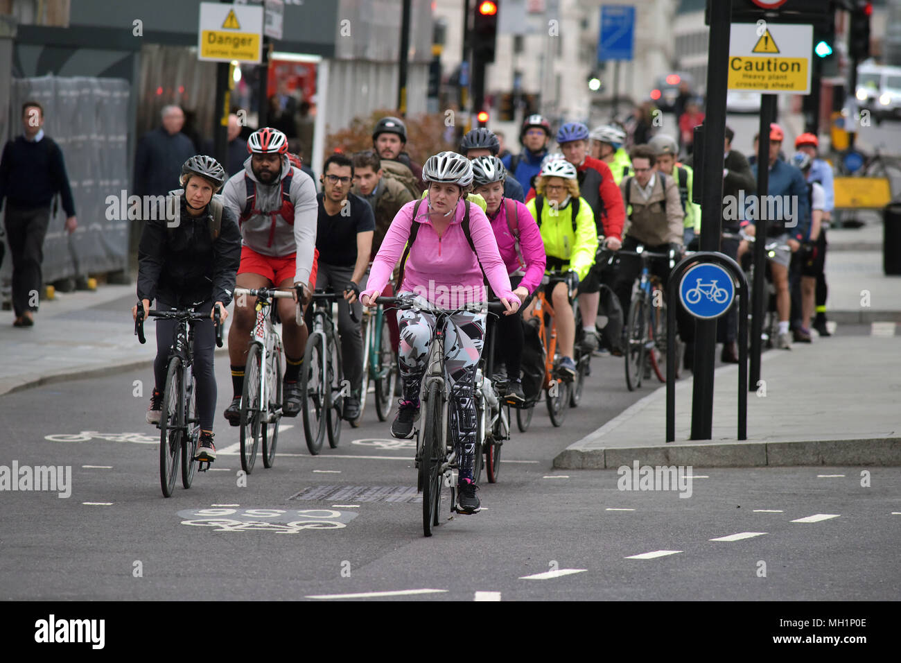 I ciclisti ride off in corrispondenza della giunzione del traffico su Blackfriars Bridge e Stamford Street in direzione sud verso Southwark sulla bicicletta Superstrada in cen Foto Stock
