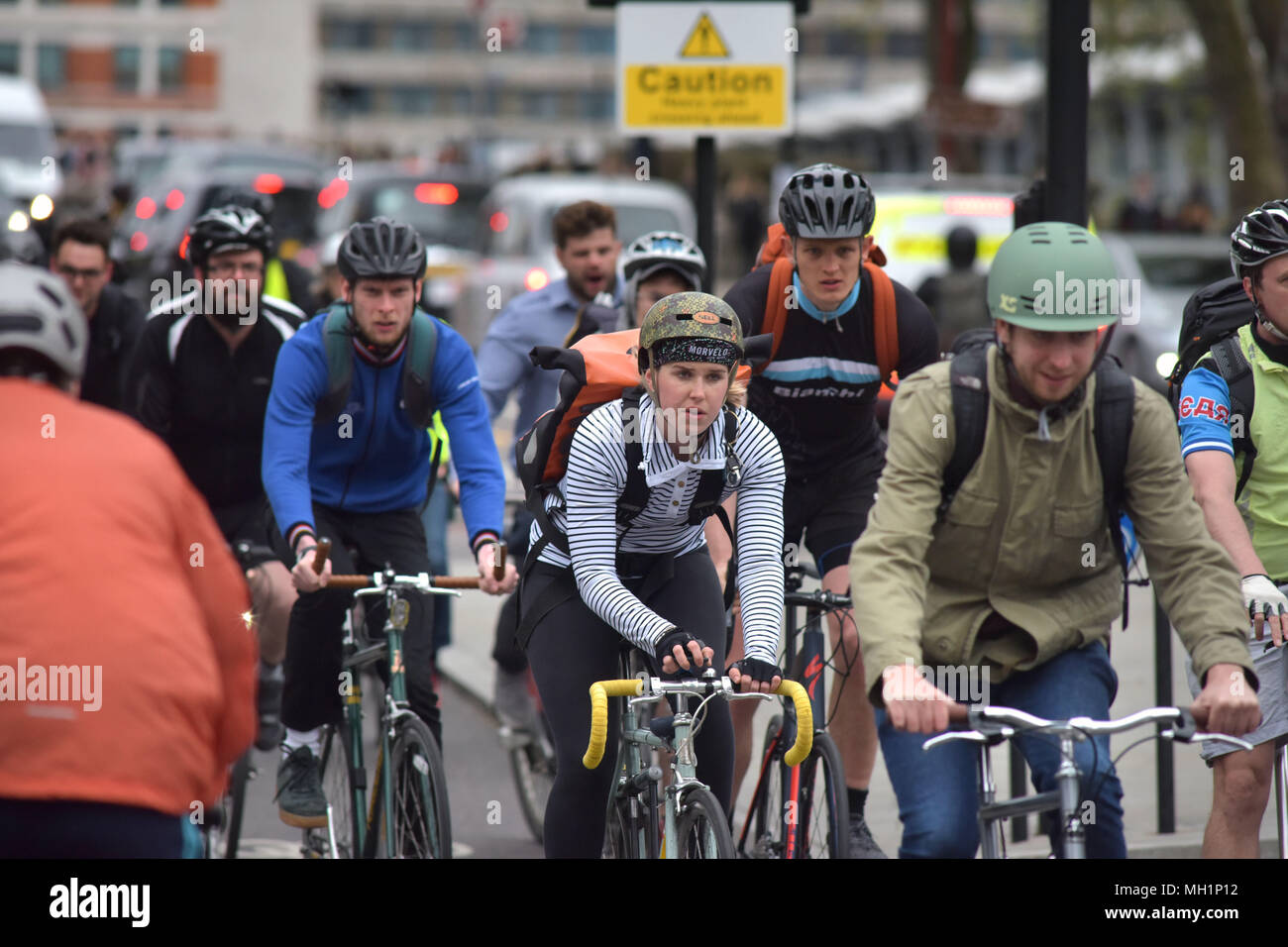 I ciclisti ride su Blackfriars Bridge in direzione sud verso Southwark sulla superstrada in bicicletta nel centro di Londra durante la mattina ora di punta. Foto Stock