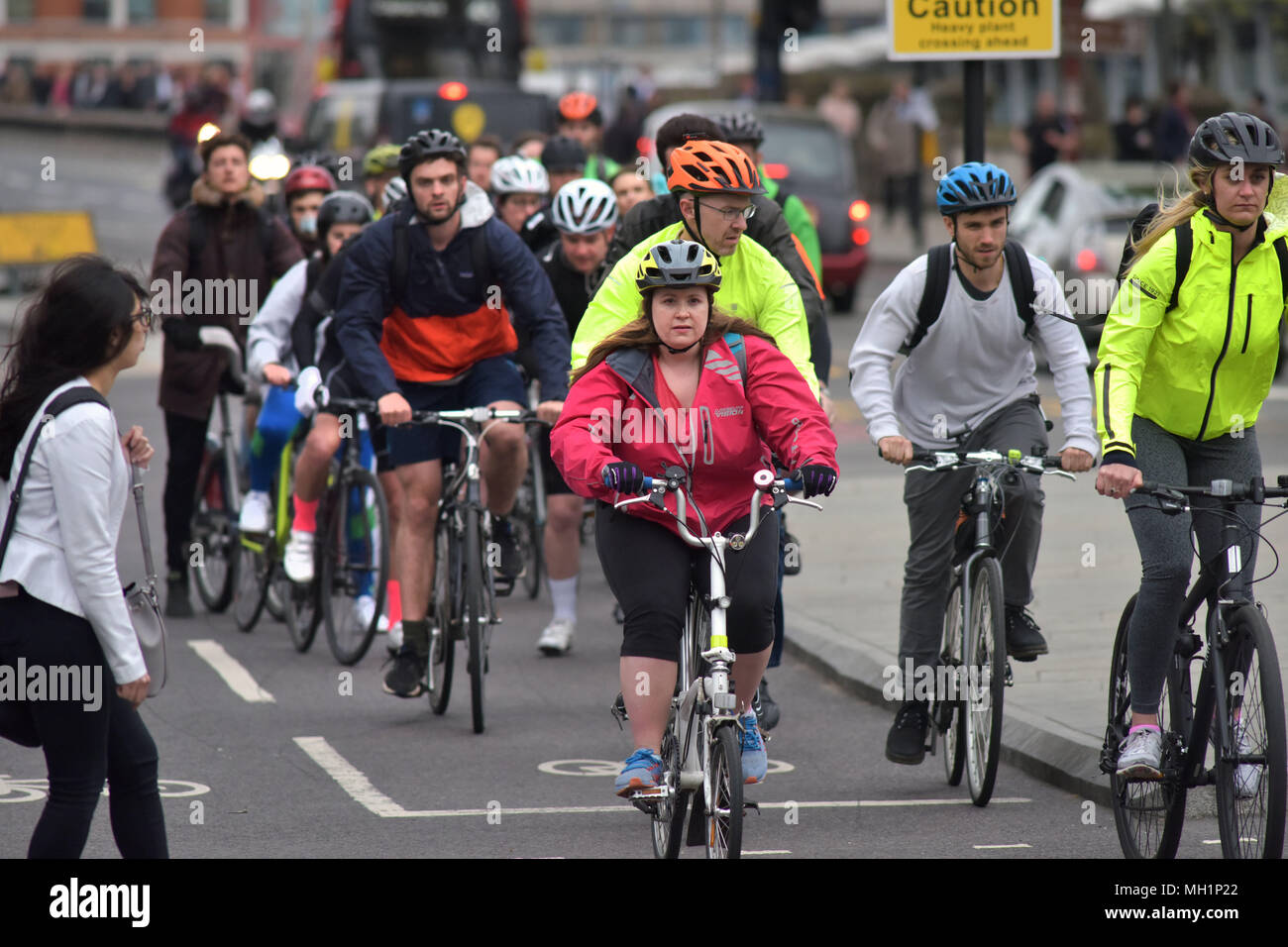 Un ciclista in sella ad una bicicletta Brompton su Blackfriars Bridge in direzione sud sulla superstrada in bicicletta nel centro di Londra durante la mattina ora di punta. Foto Stock