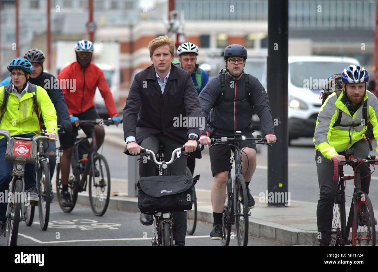 Un ciclista in sella ad una bicicletta brompton su Blackfriars Bridge in direzione sud verso Southwark sulla bicicletta superstrada a Londra Rush Hour Foto Stock