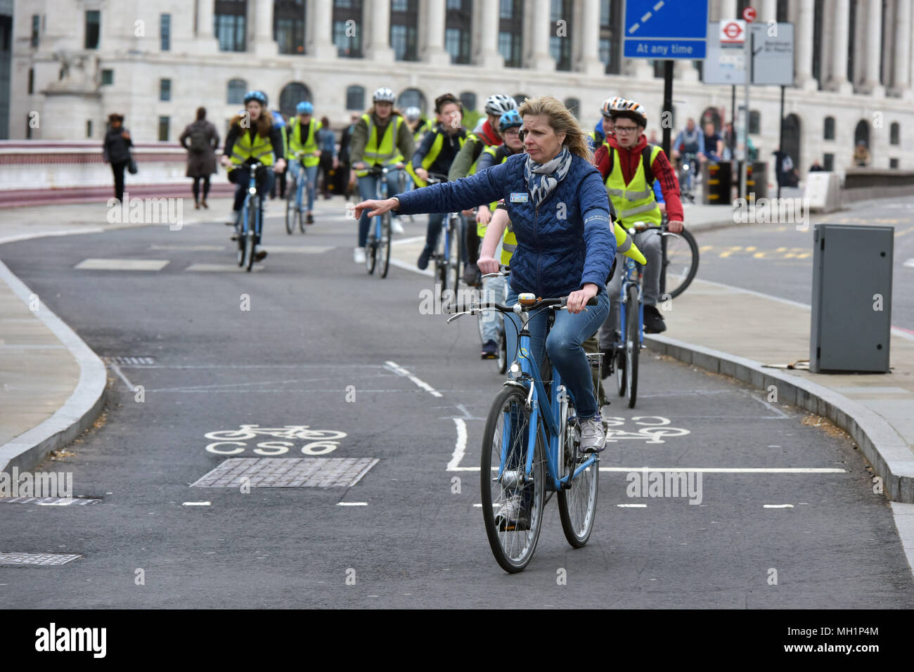 Un Royal Parks tour ufficiale i fili di guida di un pacco di giovani turisti su London Bike Company bikes in direzione sud sul ponte Blackfrairs in Londra centrale du Foto Stock