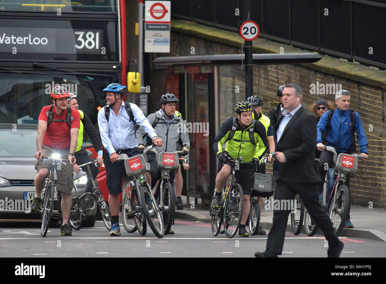 I ciclisti su Blackfrairs Bridge Road equitazione biciclette a Santander in centro a Londra durante la mattina ora di punta Foto Stock