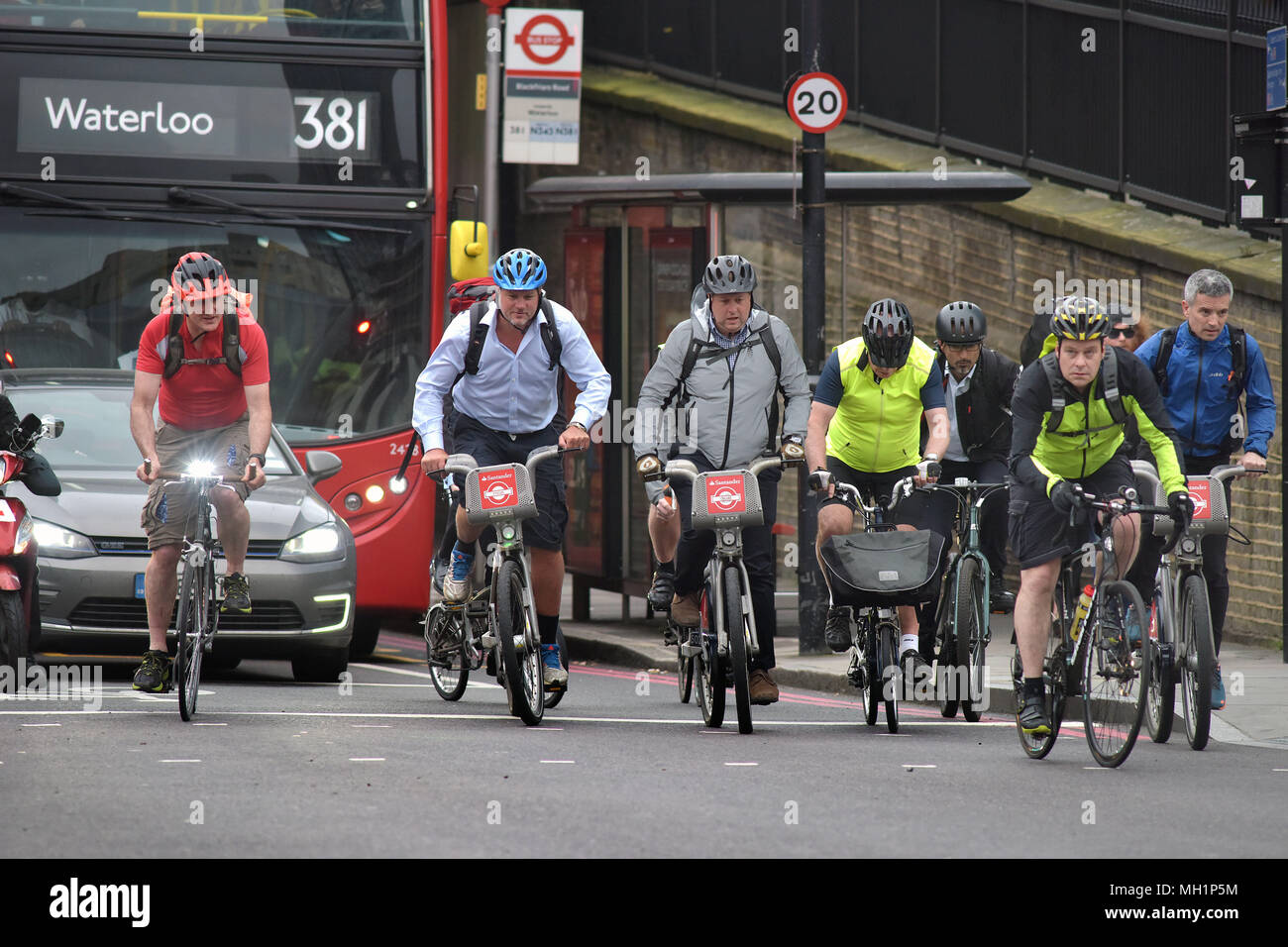 I ciclisti su Blackfrairs Bridge Road equitazione biciclette a Santander in centro a Londra durante la mattina ora di punta Foto Stock