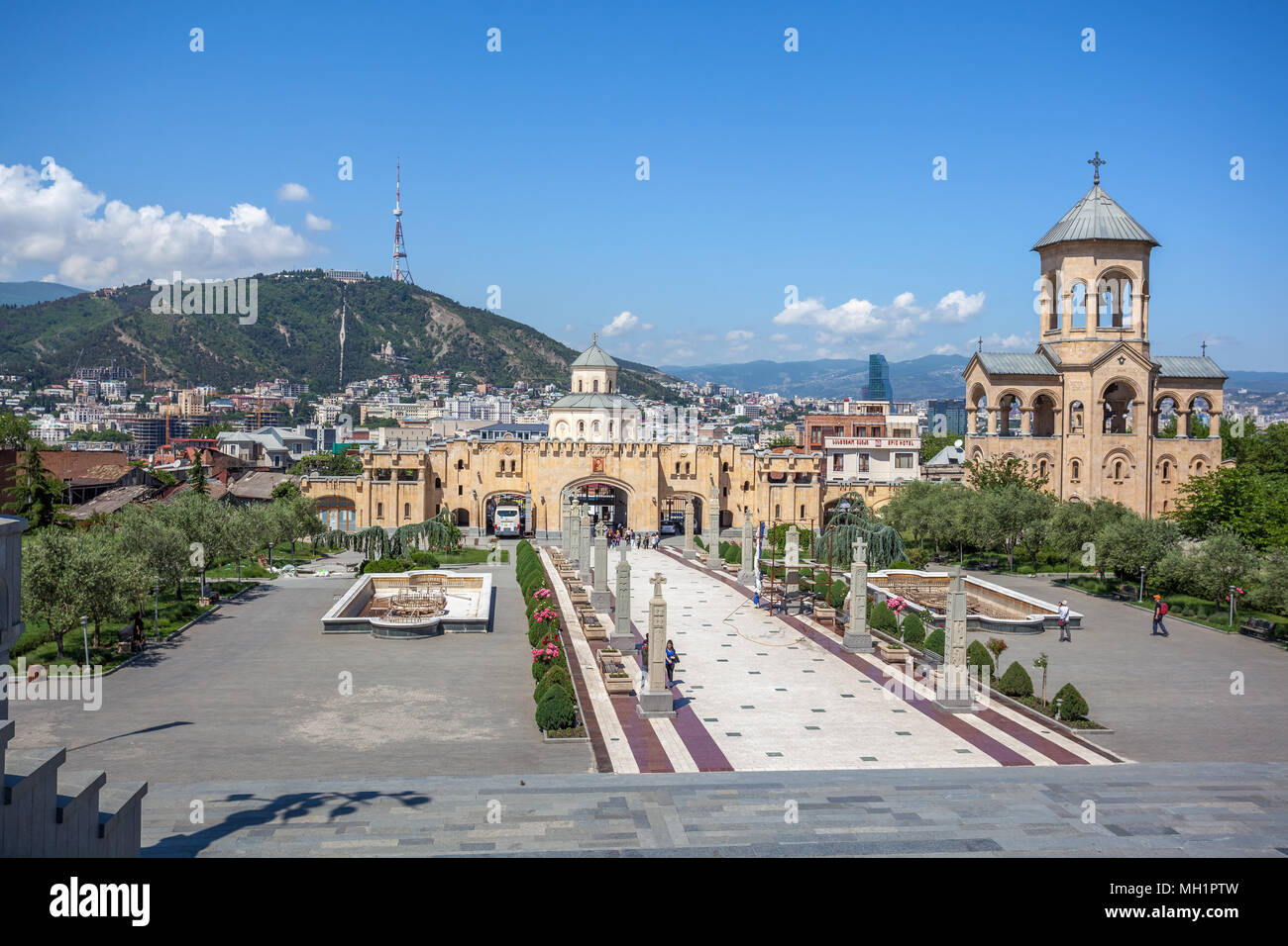 Il territorio di Santa Trinità Cattedrale comunemente noto come Sameba di Tbilisi, Georgia. Foto Stock