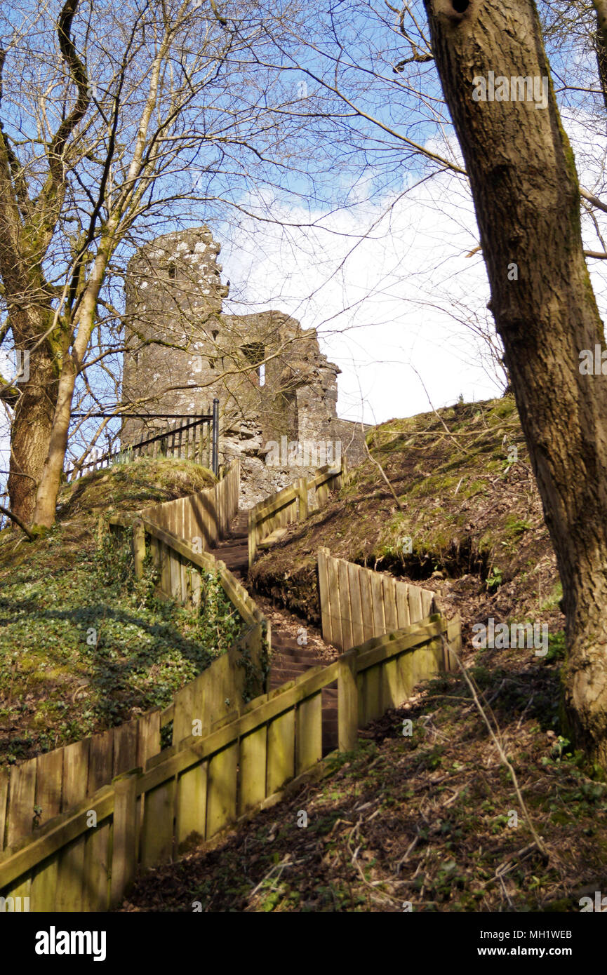 Strathaven Torretta Castello dal retro con scale e scale che conducono fino al retro del castello. Le rovine del castello in South Lanarkshire Foto Stock