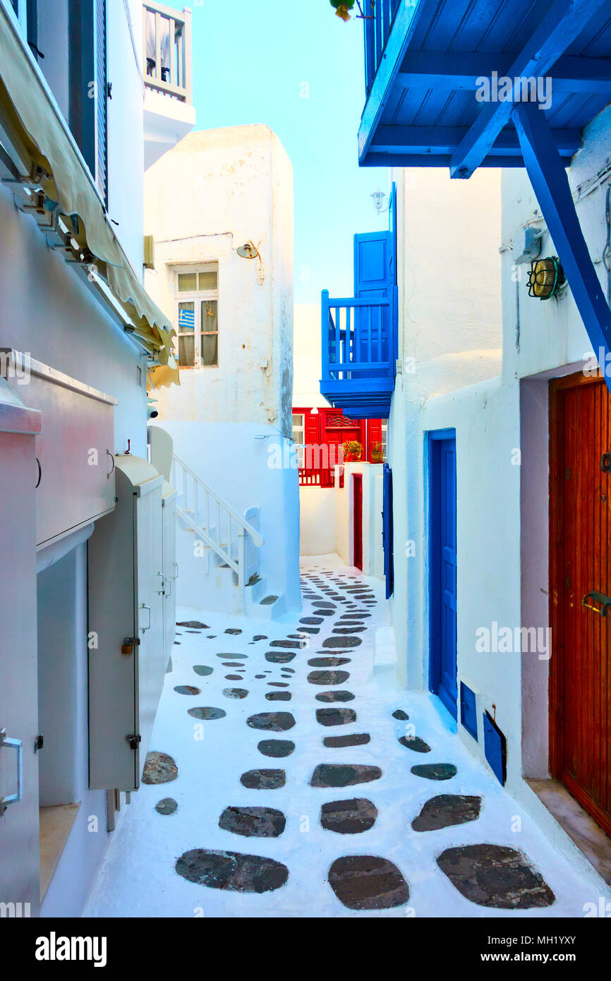 Strada stretta con bianche casette a Mykonos (Chora) Città, Grecia Foto Stock