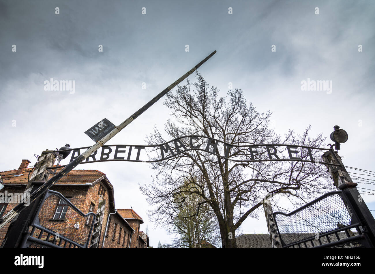Il Cancello Principale Del Campo Di Concentramento Di Auschwitz Con La Scritta Lavoro Vi Rende Liberi Auschwitz Polonia Foto Stock Alamy