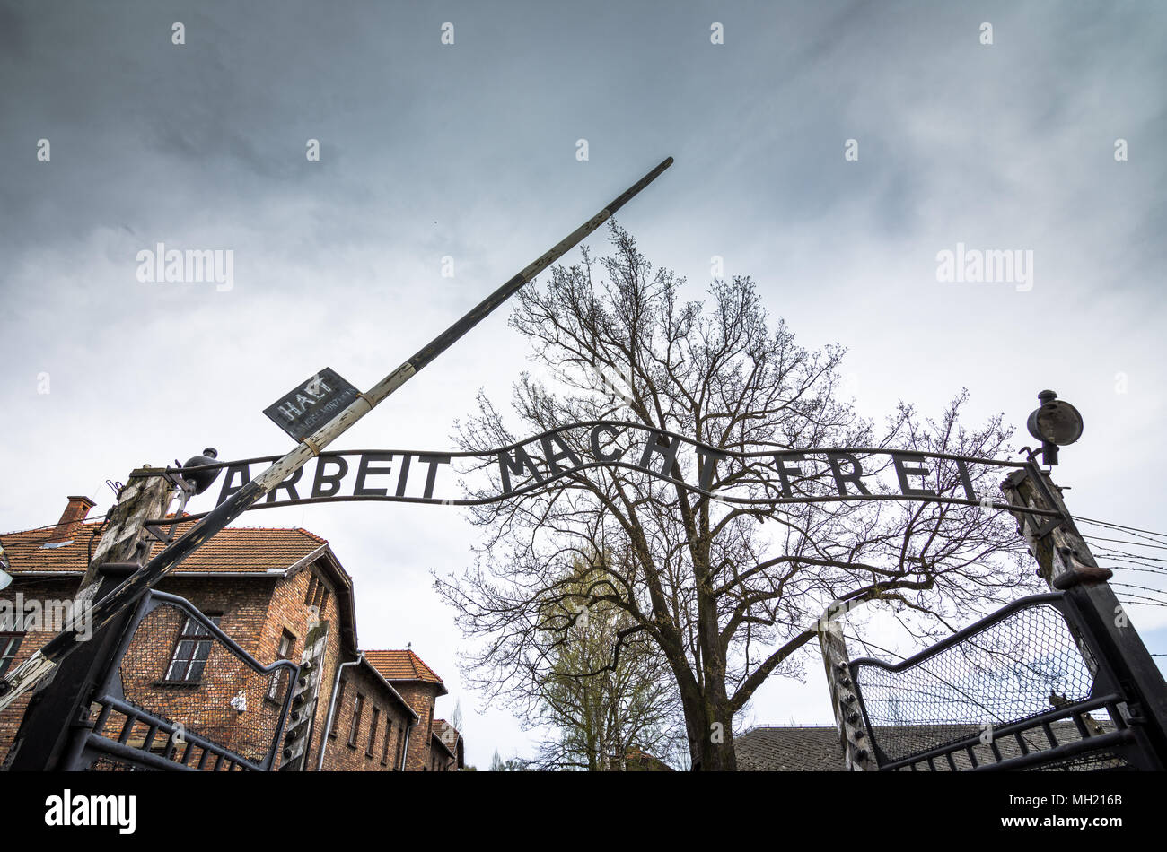 Il cancello principale del campo di concentramento di Auschwitz con la scritta lavoro vi rende liberi, Auschwitz, Polonia Foto Stock