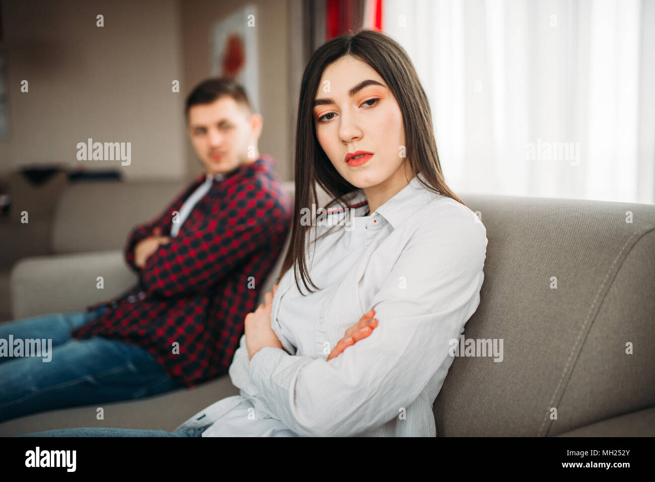 Mia moglie si siede sul lettino, adirato marito grida sul suo Foto Stock
