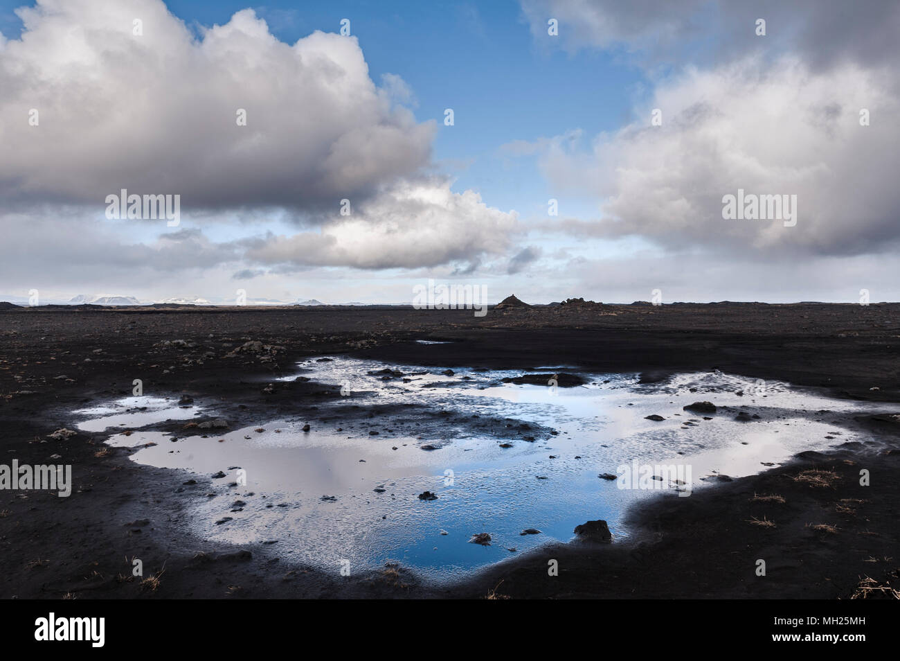 A sud dell'Islanda. La Ring Road (percorso 1 o Hringvegur) attraversa il vasto di lava nera Sandur Skeiðarár o dilavamento pianura, causata da una massiccia inondazione glaciale Foto Stock