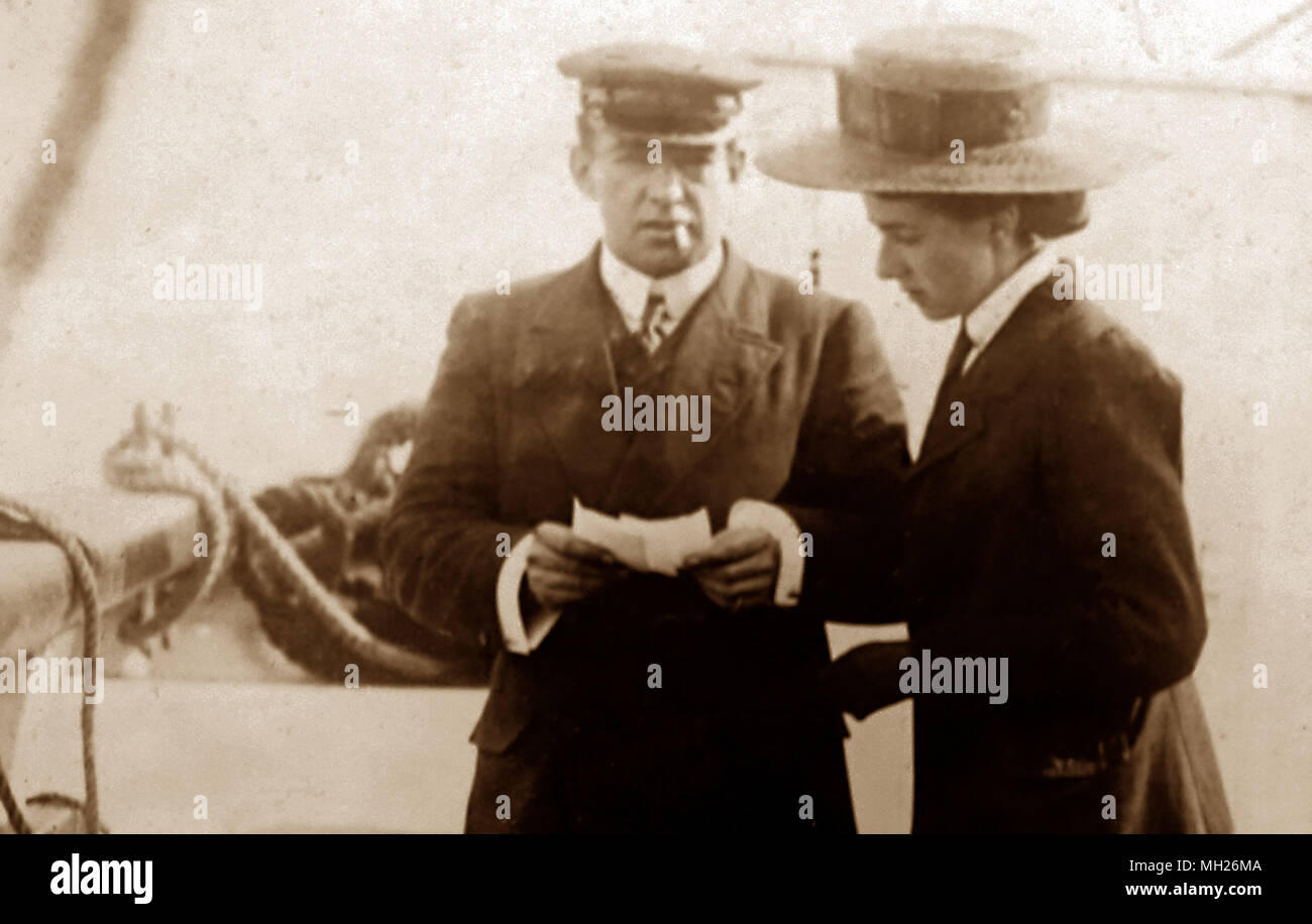 Ernest Shackleton e sua sorella visita il Nimrod prima della sua spedizione al Polo Sud Foto Stock