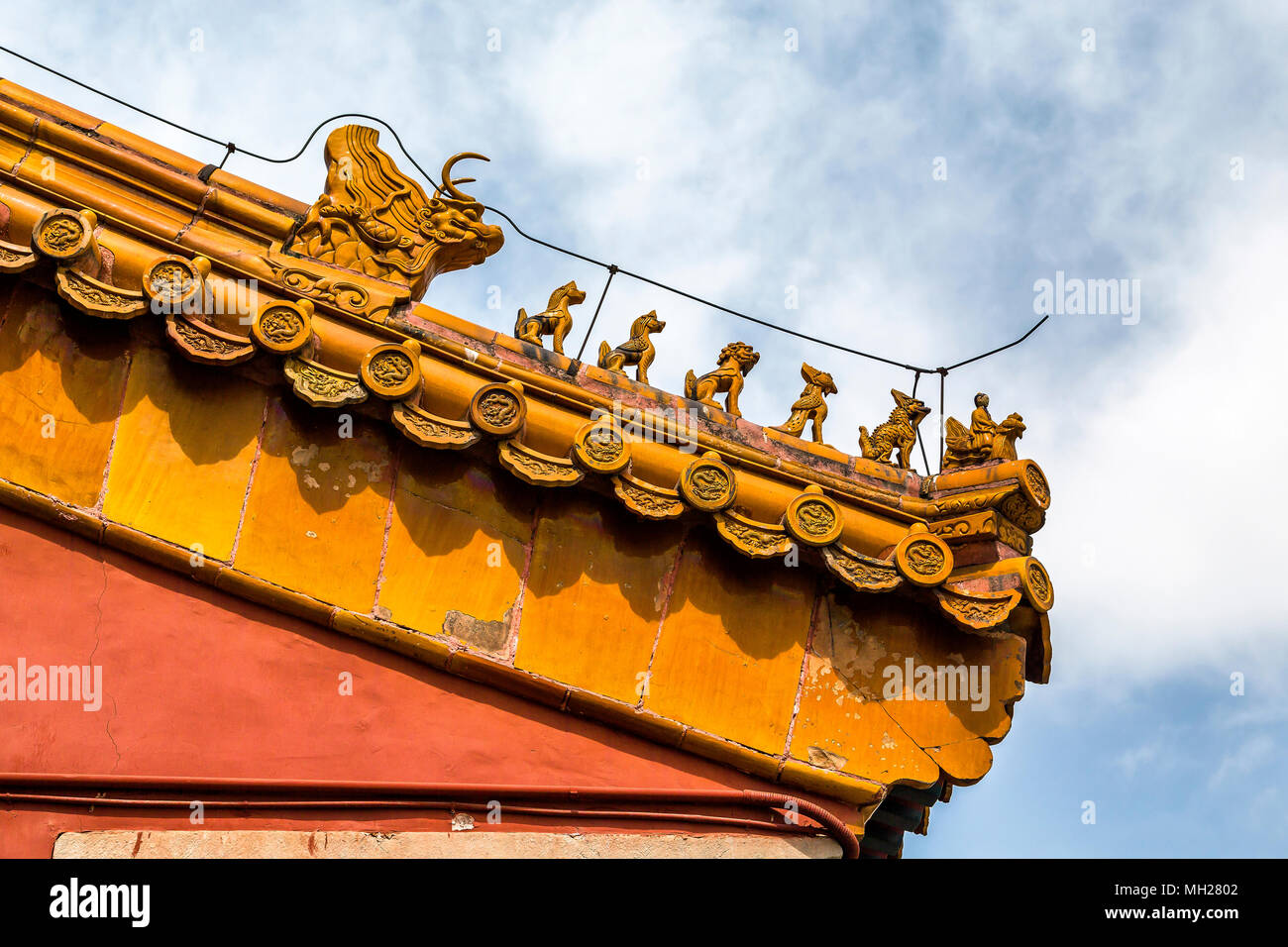 Dettaglio della imperiale cinese decorazioni sul tetto o il fascino del tetto sul tetto o con figure in smalto di colore giallo che ornano il colmo del tetto nella Città proibita a Pechino, Cina Foto Stock