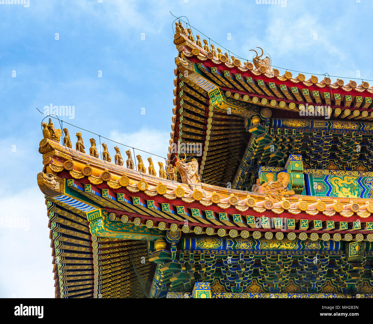 Dettaglio del decorato in maniera colorata di gronda del tetto e fascino su la sala della suprema armonia, la Città Proibita di Pechino, Cina. Foto Stock