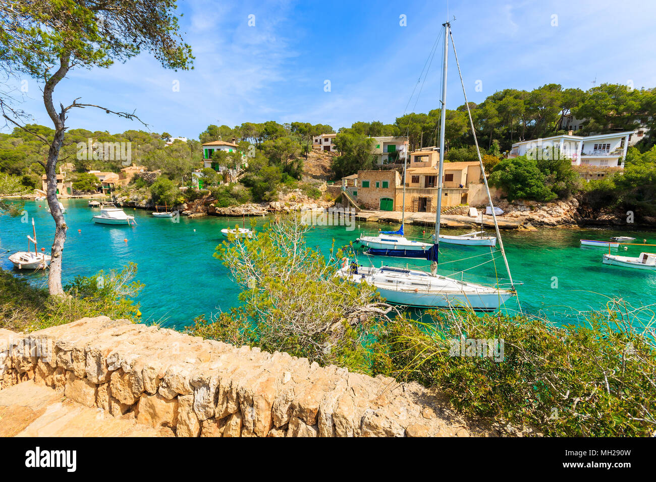 Barche a vela di ancoraggio in bella baia di Cala Figuera village, isola di Maiorca, SPAGNA Foto Stock