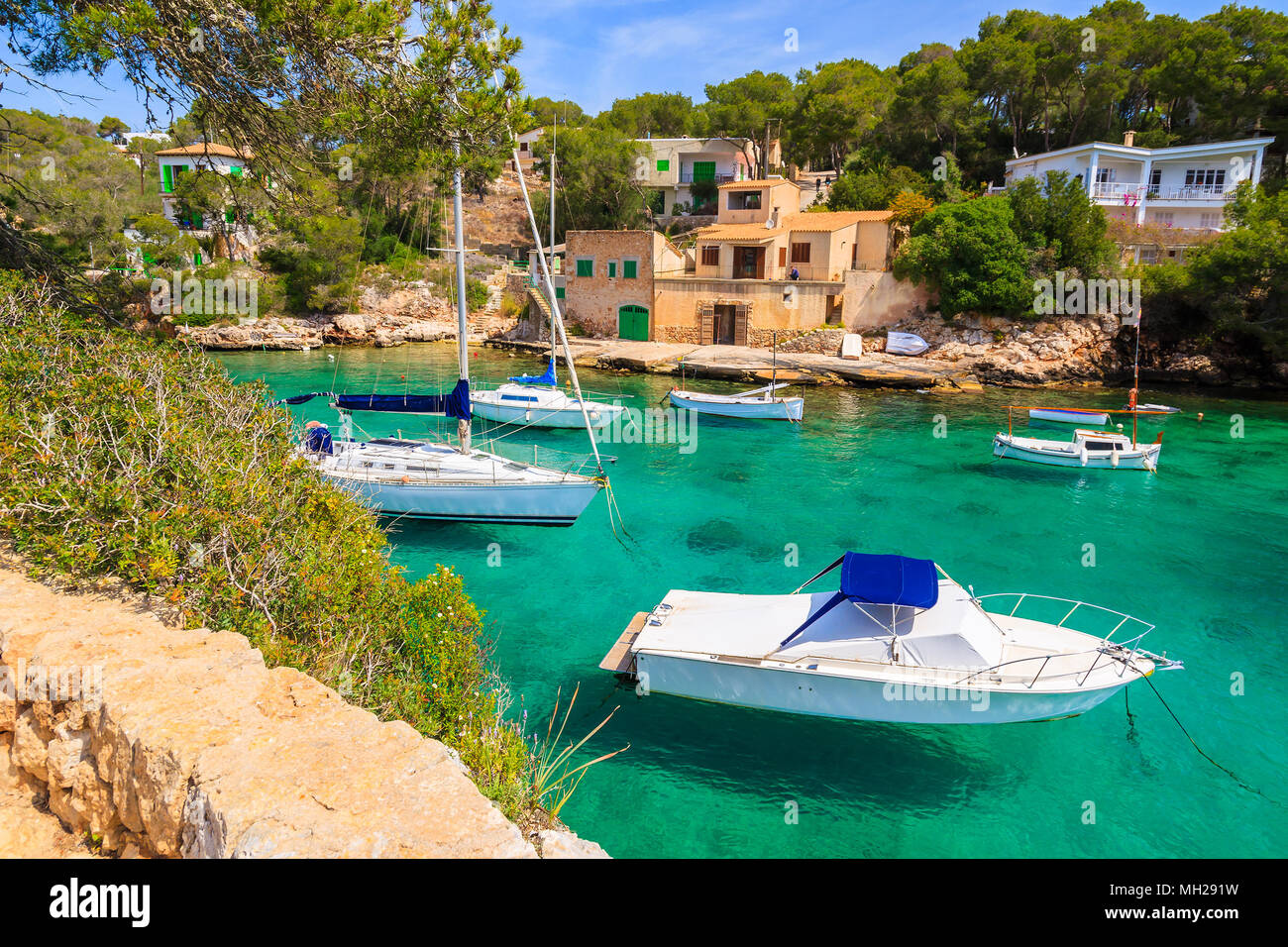 Barche a vela di ancoraggio in bella baia di Cala Figuera village, isola di Maiorca, SPAGNA Foto Stock