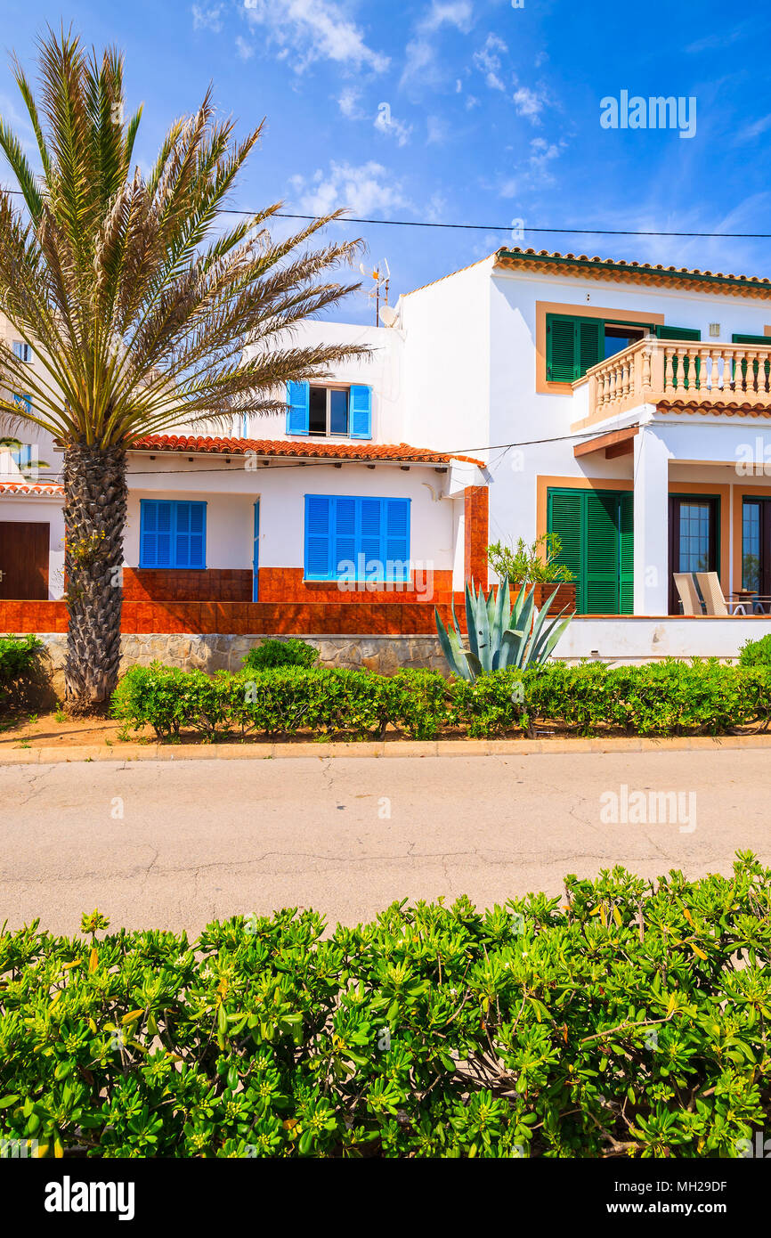 Tipiche case colorate nel piccolo villaggio sulla costa dell'isola di Maiorca vicino a Cala Ratjada, Spagna Foto Stock