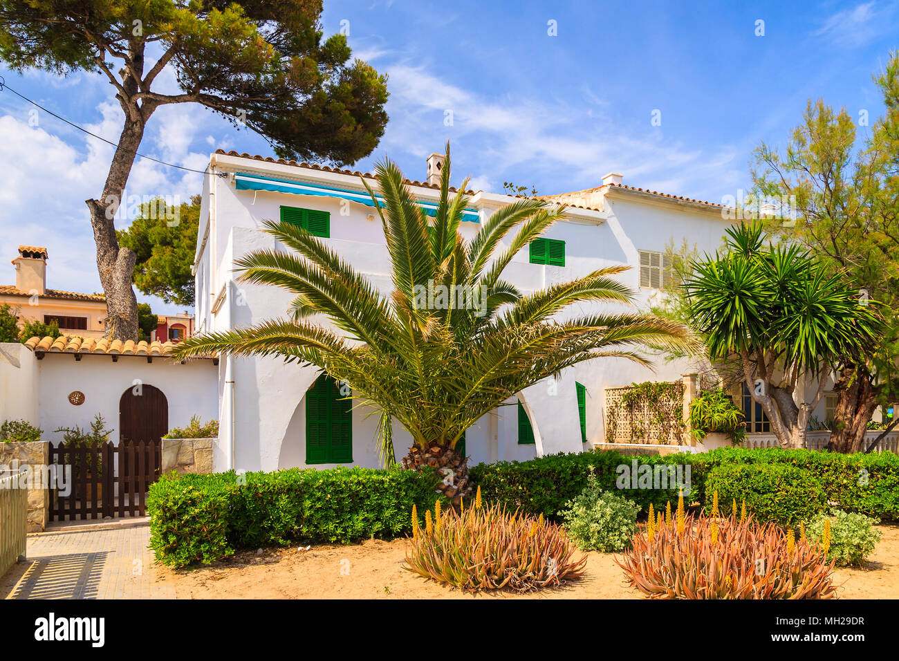 Tipiche Case in piccolo villaggio sulla costa dell'isola di Maiorca vicino a Cala Ratjada, Spagna Foto Stock
