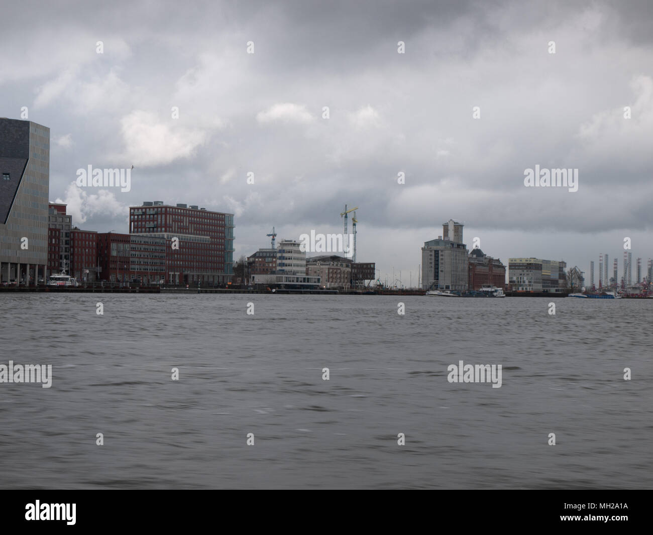 Il lago di Ij, Oosterdok, con Sea Palace Restaurant e la Basilica di San Nicola in background, Amsterdam, Paesi Bassi Foto Stock
