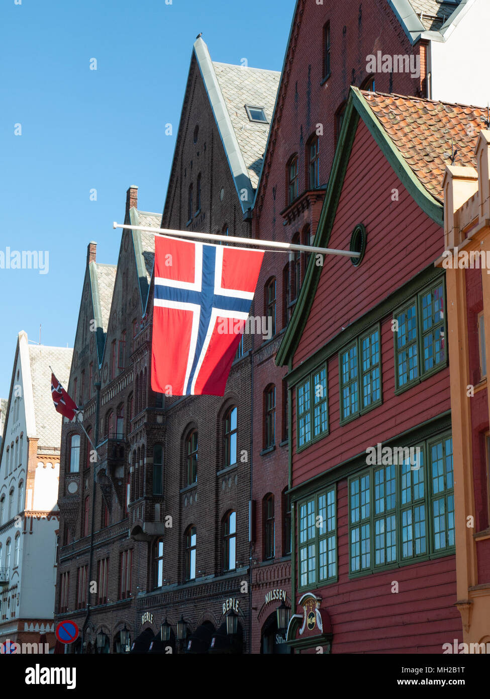 Bandiera norvegese in volo da un edificio per la costituzione norvegese, il giorno 17 Maggio (syttende mai) Foto Stock