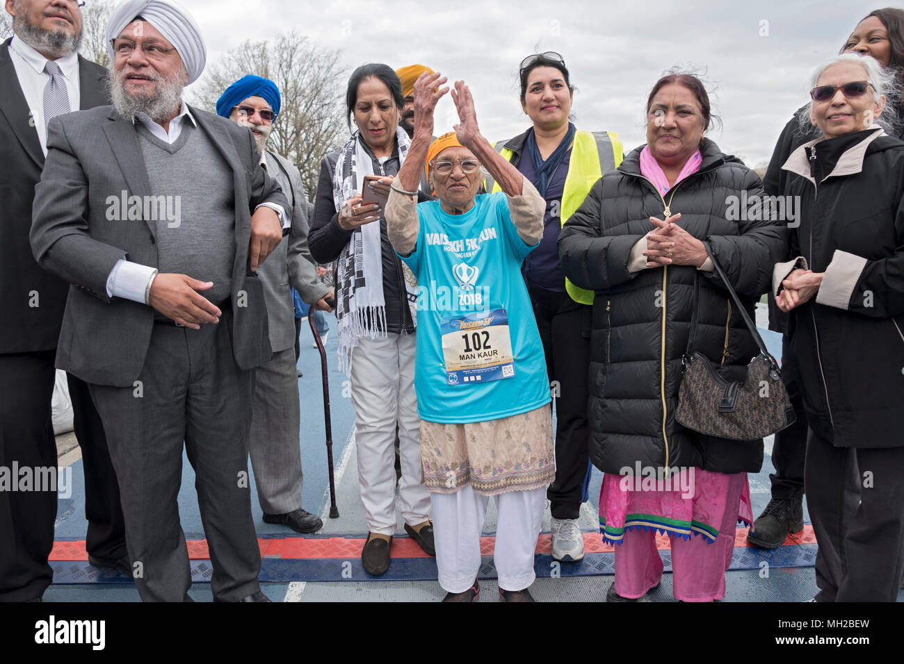 102 anno vecchio Kaur presso la linea di partenza del Vaisakhi 5k esegui nel campo di vittoria, Woodhaven, Queens, a New York. Foto Stock