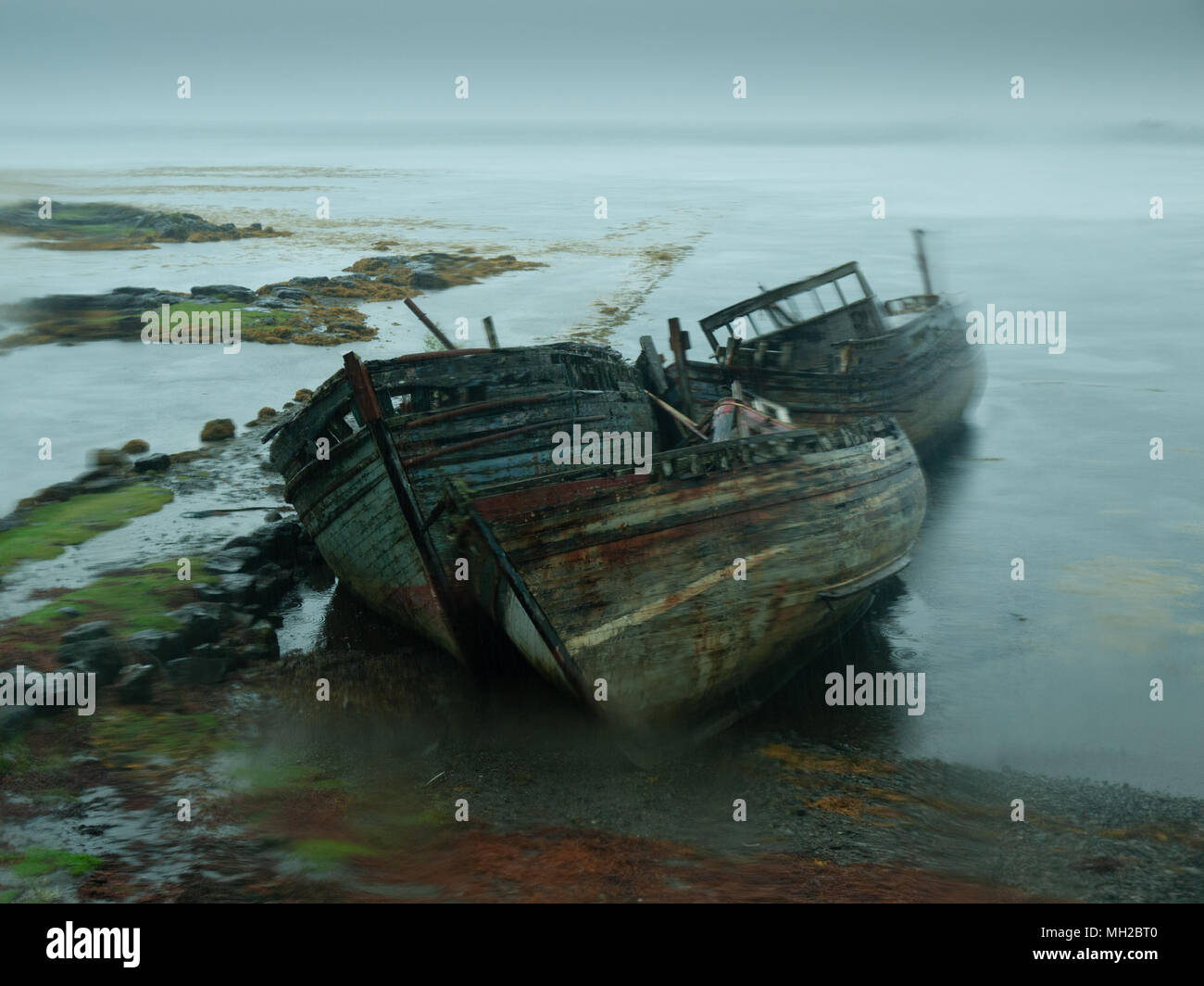 Abbandonate abbandonate barche di pescatori sulla costa sud est di Mull, Scozia Foto Stock