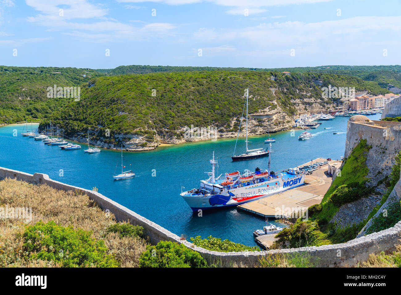 La CORSICA, Francia - 23 JUN 2015: nave traghetto nel porto di Bonifacio in attesa per la sua crociera quotidiana a Santa Teresa - Porto sulla vicina isola di Sardegna Foto Stock