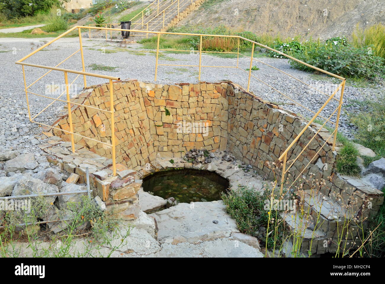 La fonte di acqua in una finitura di pietra. Sudak. La Crimea. Sudak Foto Stock