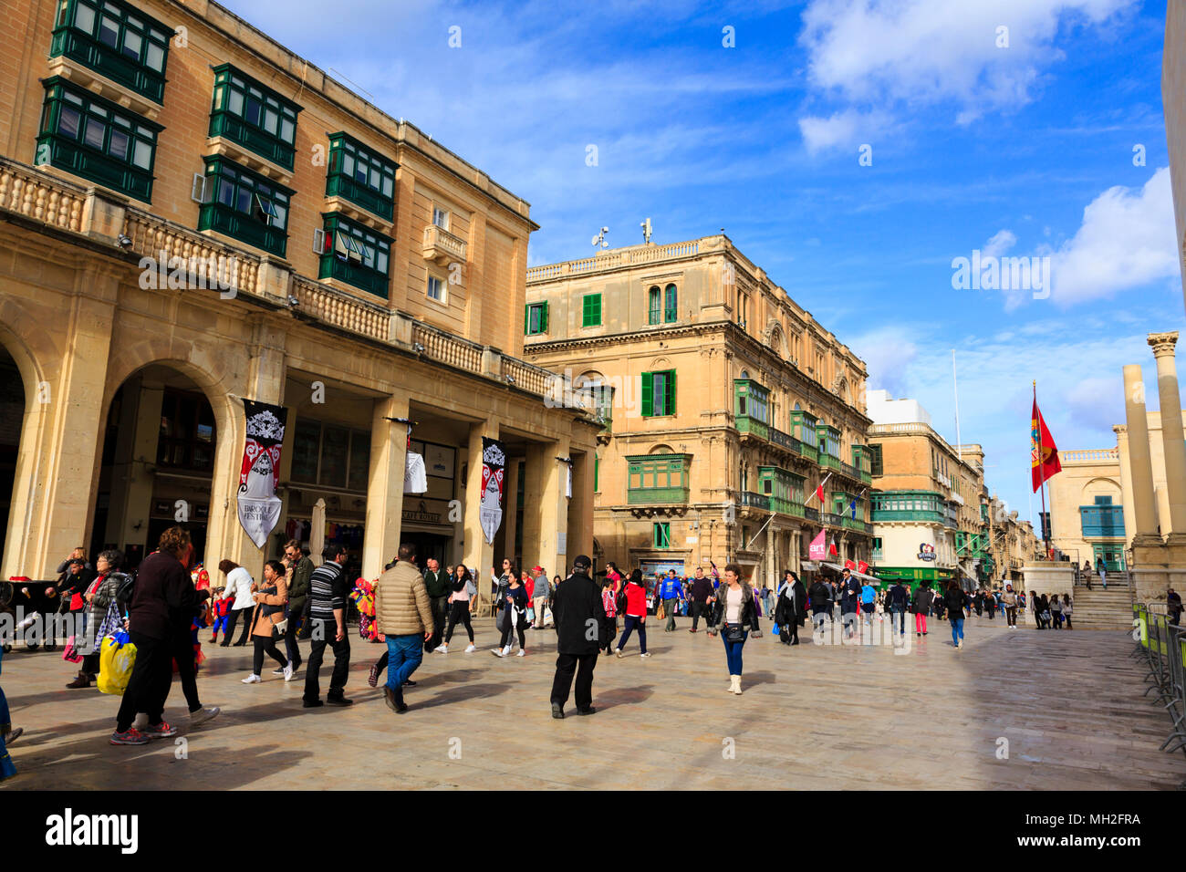 La folla di turisti e gente del posto a Floriana, Valletta, Malta. Foto Stock
