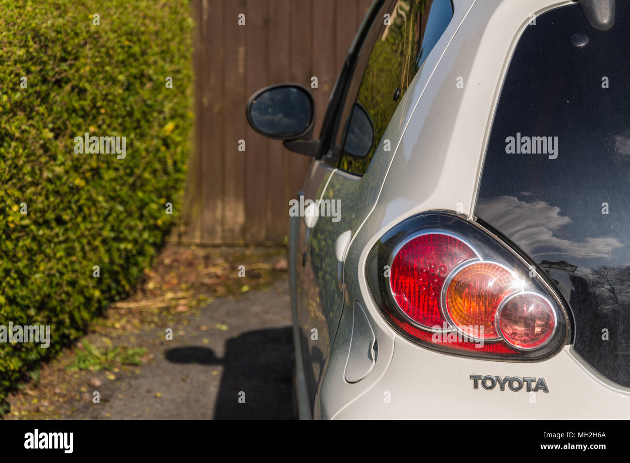 La luce posteriore sinistra di un bianco Toyota Aygo (Fire), modello 2013. Esenzione fiscale (nel Regno Unito) perché è a meno di 1 litro motore Foto Stock