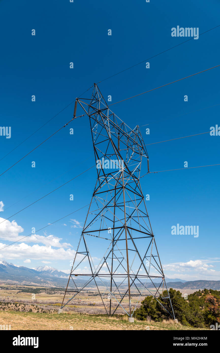 Alta tensione linea di trasmissione di potenza tower Foto Stock