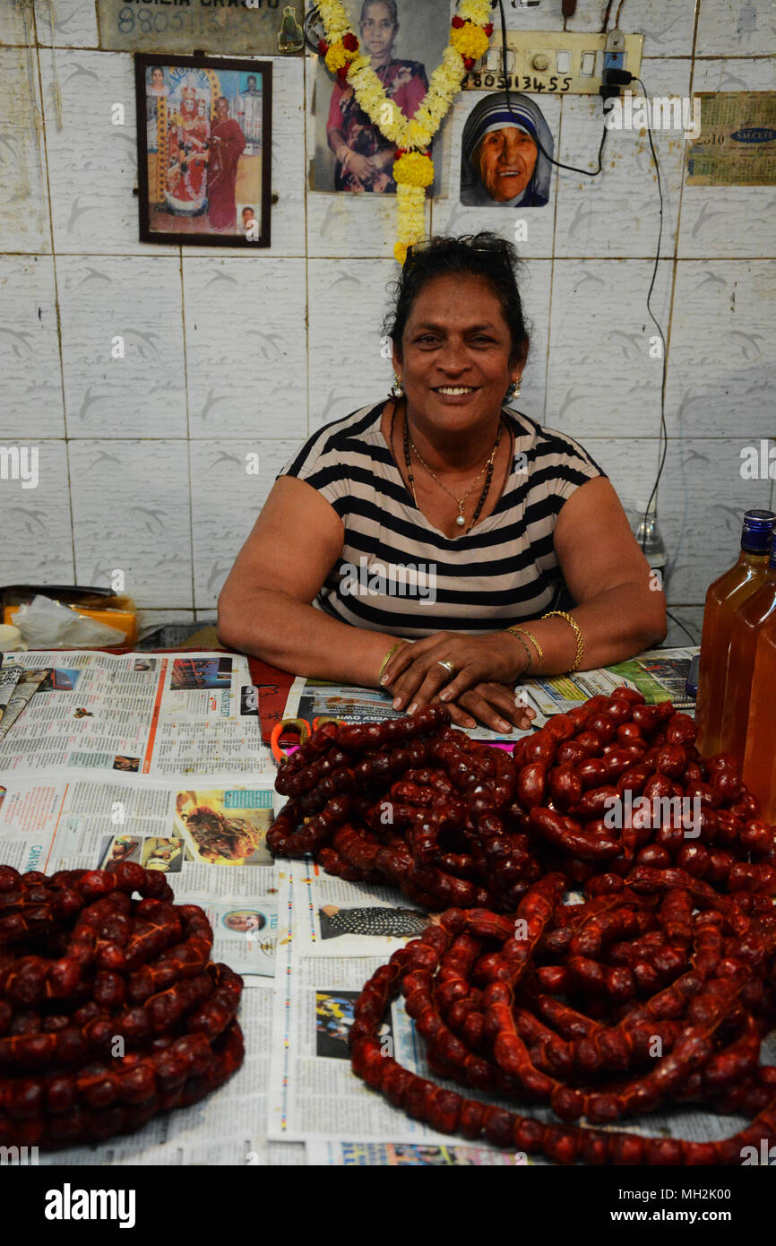 Una donna di vendere la sua cucina Goana salsicce da uno stallo nel mercato di Margao, vicino Benaulim, Goa, India Foto Stock