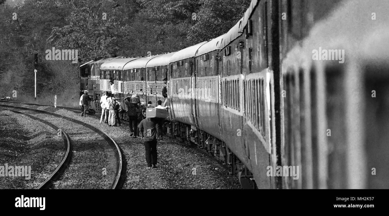 I fornitori di opportunistiche forniture di vendita ai passeggeri da vie attraverso le finestre di un treno fermo, India Foto Stock