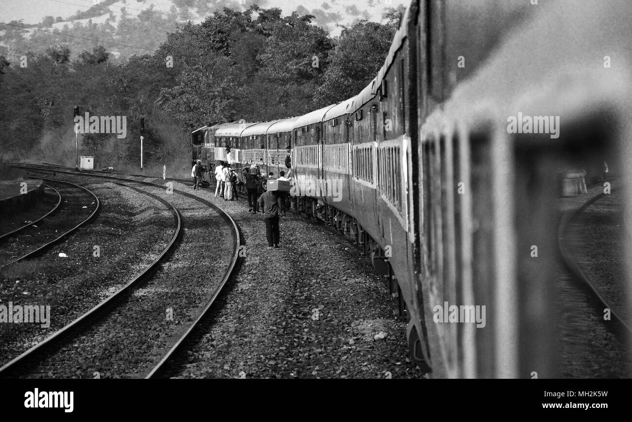 I fornitori di opportunistiche forniture di vendita ai passeggeri da vie attraverso le finestre di un treno fermo, India Foto Stock