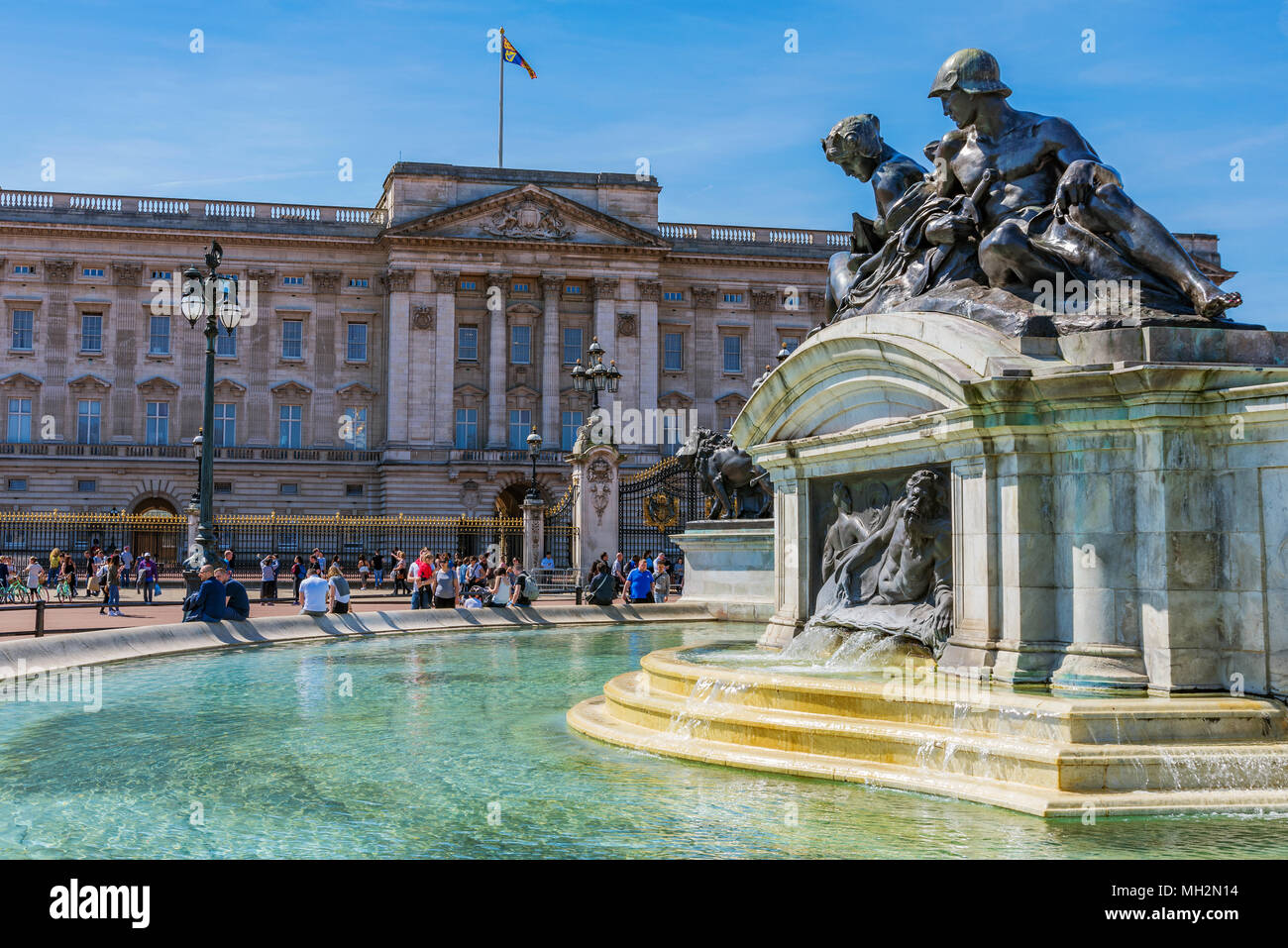 LONDON, Regno Unito - 18 aprile: questa è una vista della parte esterna di Buckingham Palace, la residenza della regina e una famosa destinazione di viaggio del 18 aprile Foto Stock