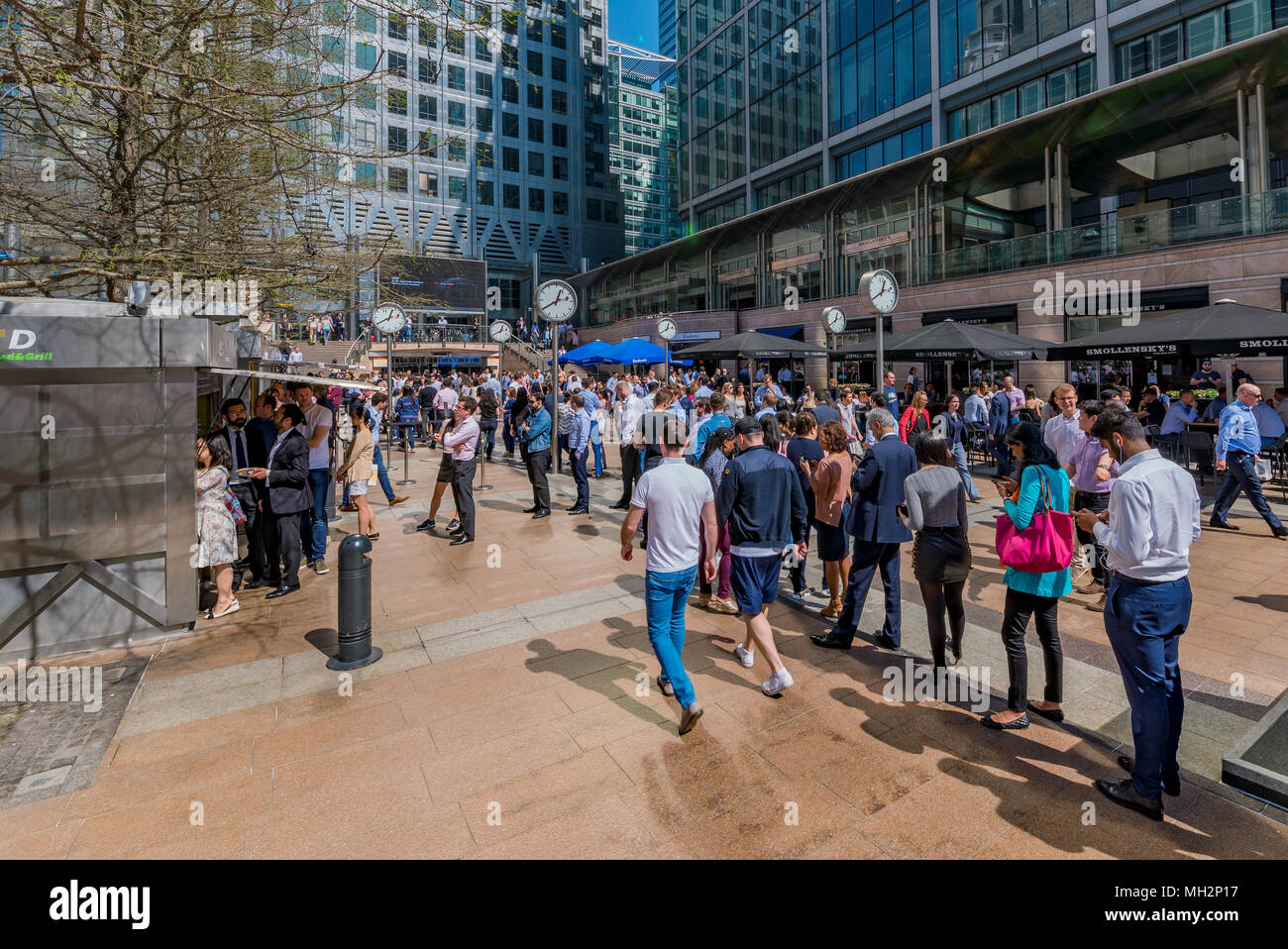 LONDON, Regno Unito - 20 Aprile: si tratta di Reuters Plaza, un popolare cafe e ristorante nella zona di Canary Wharf distretto finanziario il 20 aprile 2018 Foto Stock