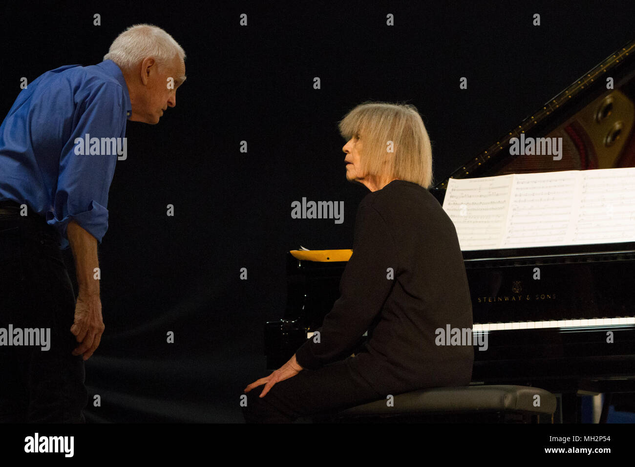 Torino, Italia. 28 apr, 2018. Torino, Italia. Il 28 aprile 2018. Jazz americano del compositore e pianista Carla Bley (a destra) con il bassista Steve Swallow (sinistra). I due, una coppia nella musica e nella vita, eseguita a Torino Jazz Festival Credito: Marco Destefanis/Pacific Press/Alamy Live News Foto Stock