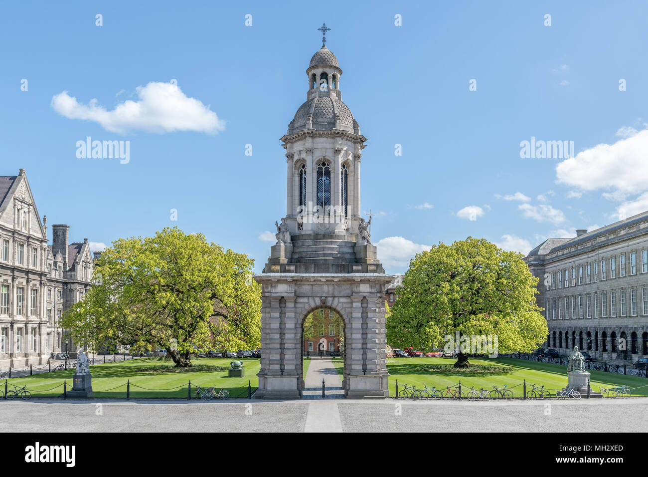 Svuotare la piazza del Parlamento del Trinity College di Dublino su una soleggiata giornata d'estate Foto Stock