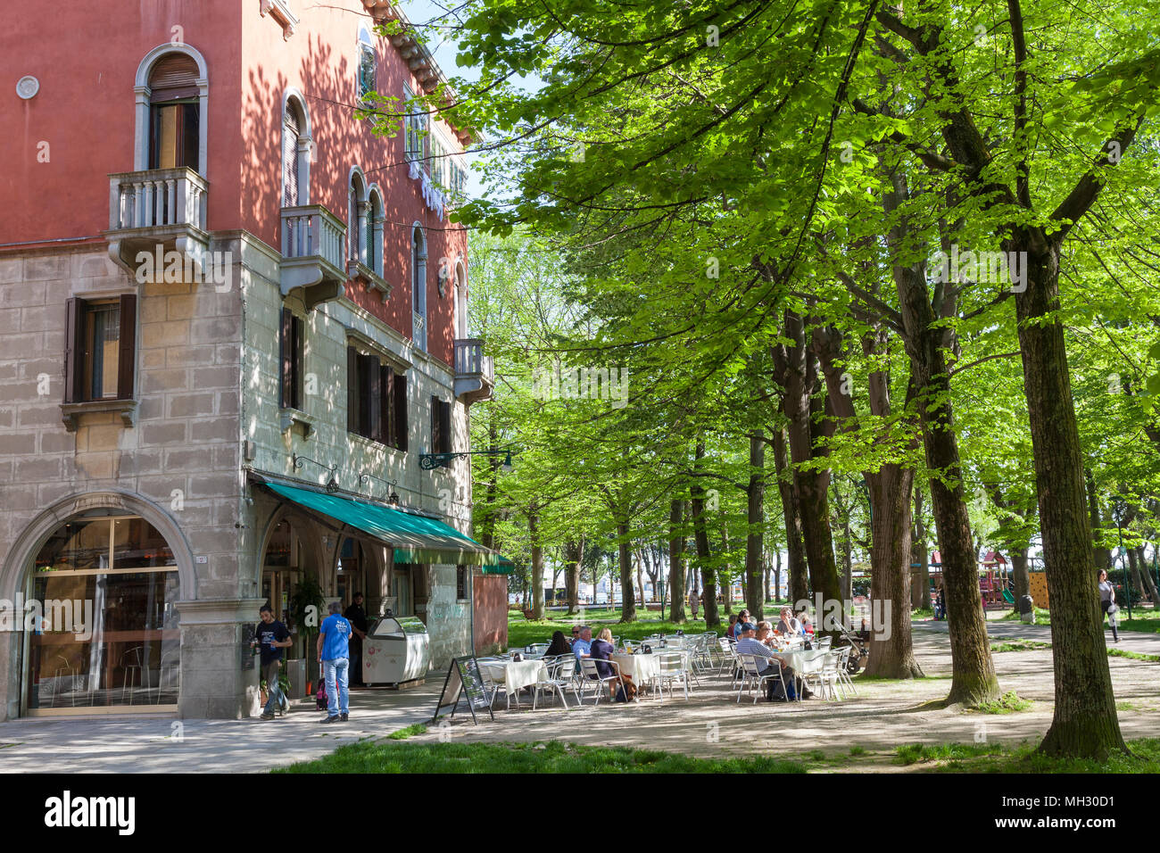 Primavera a Venezia. Fresco verde di alberi nel Parco della Rimembranze lungo Viale 1V Novembre, Sant'Elena, Venezia, Veneto, Italia, aria aperta retsaurant Foto Stock