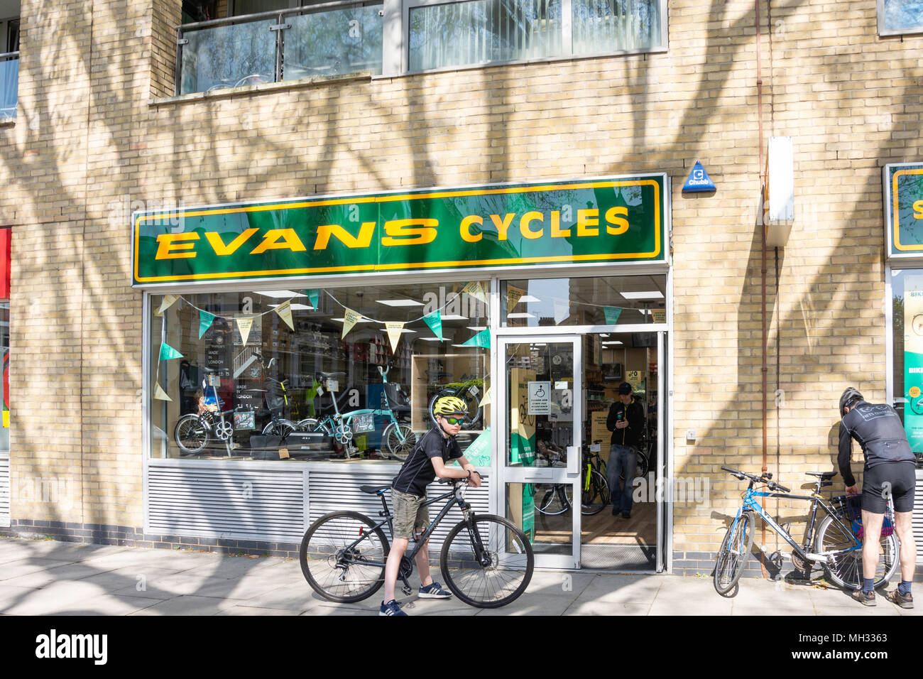 Cicli di Evans shop, Chiswick High Street, Chiswick, London Borough di Hounslow, Greater London, England, Regno Unito Foto Stock