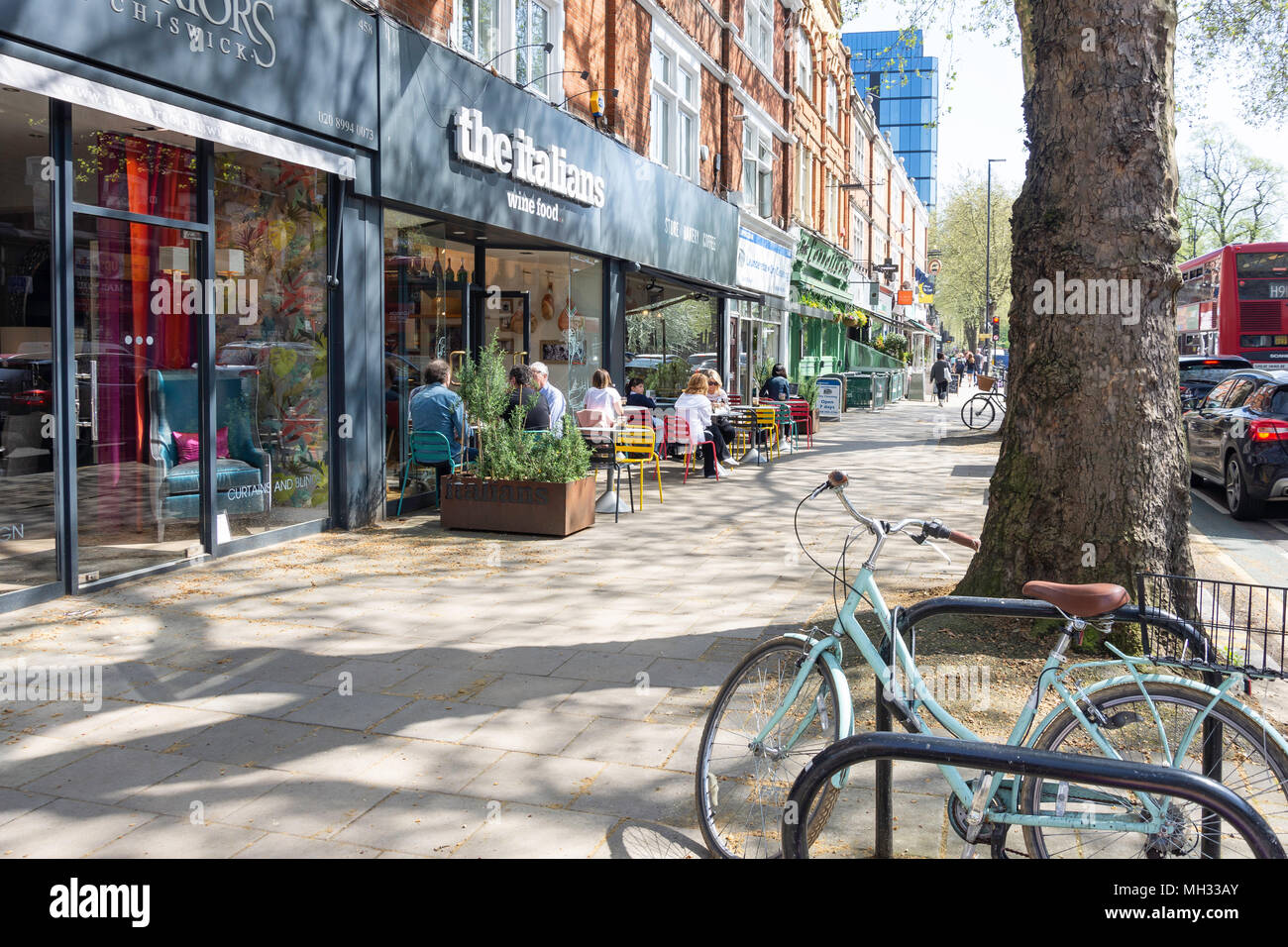 'Italiani 'Pavement Cafe, Chiswick High Street, Chiswick, London Borough di Hounslow, Greater London, England, Regno Unito Foto Stock