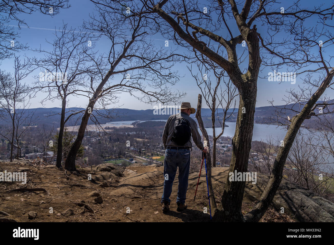 L'uomo stoping sul sentiero che si affaccia la Hudson Valley a Bull collina vicino Cold Spring NY Foto Stock