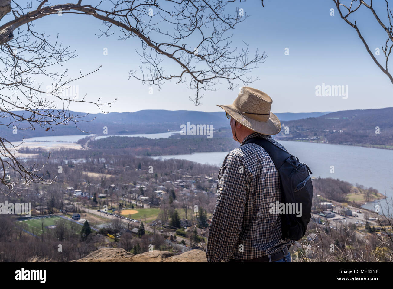 L uomo si affacciano la Hudson Valley dal Bull collina vicino Cold Spring NY Foto Stock
