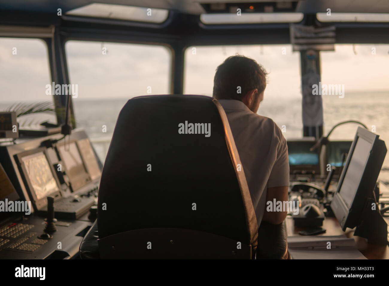 Deck ufficiale di navigazione sul ponte di navigazione. Egli guarda nella schermata Radar Foto Stock