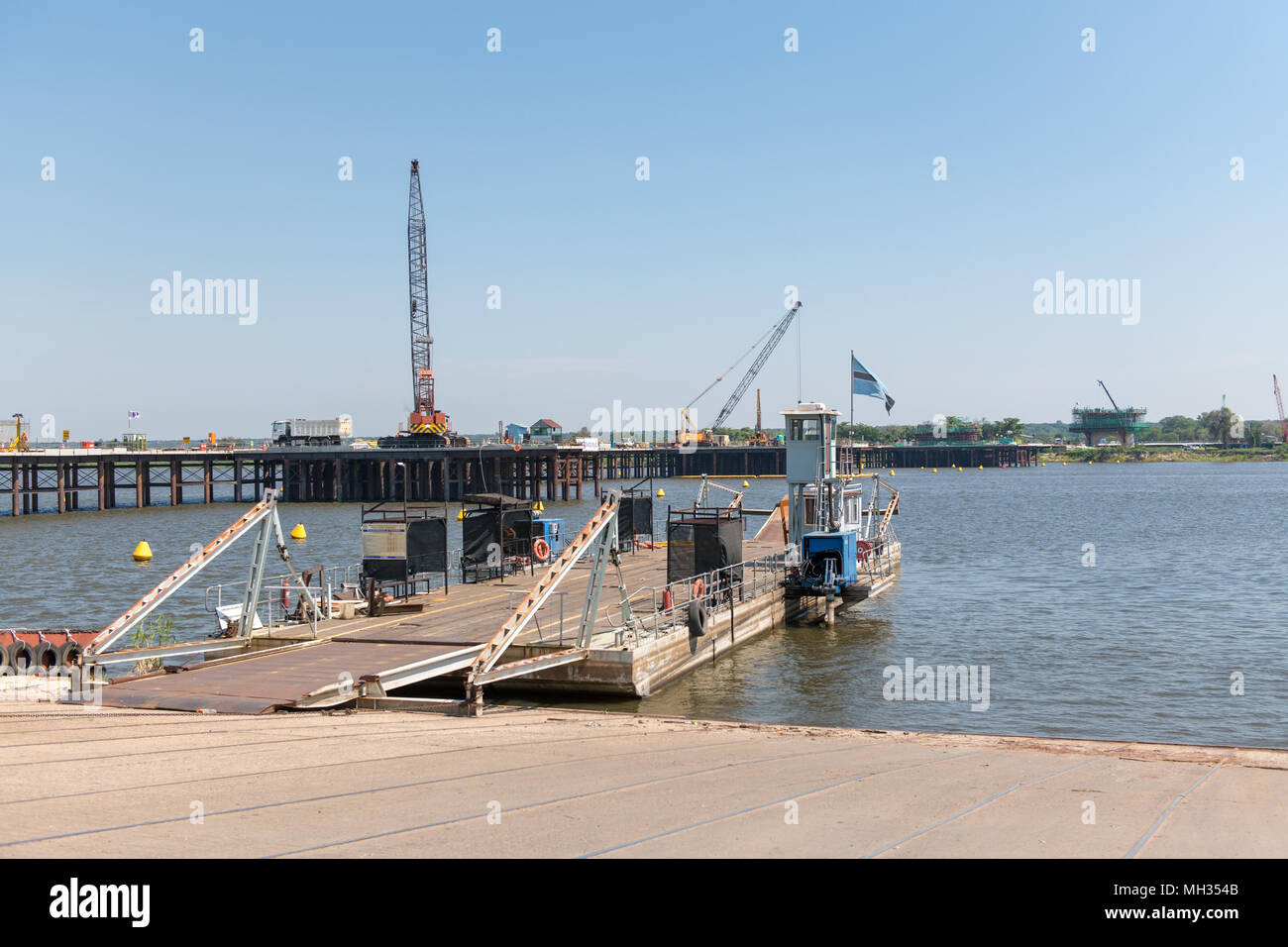 Chiatte e lavori di costruzione sul fiume Zambesi. Al Kazengula traversata in traghetto dal Botswana di Zambia Foto Stock