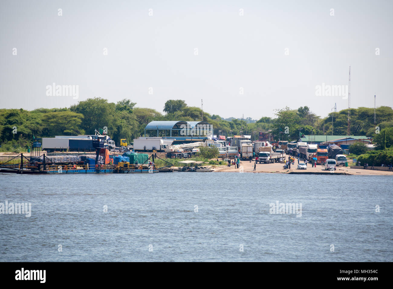 Sbarco di traghetto sul fiume Zambesi a Kazengula traversata in traghetto dal Botswana di Zambia Foto Stock